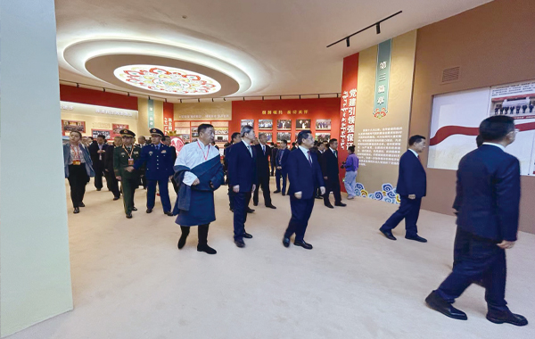 國家民委副主任段毅君率中央有關部門祝賀團參觀甘南70年成就展