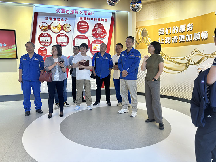 中國(guó)石油潤(rùn)滑油公司專(zhuān)家團(tuán)參觀科學(xué)家精神教育基地